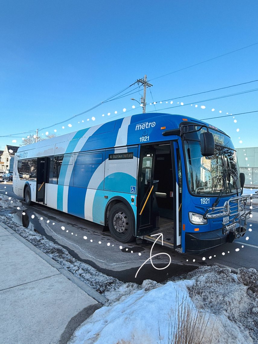 Exterior of USM's Husky Line bus. An animated dotted line outlines the bus, and an animated arrow points to the open entrance doors of the bus.