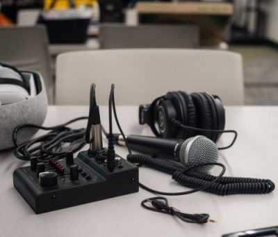 Microphone and headset