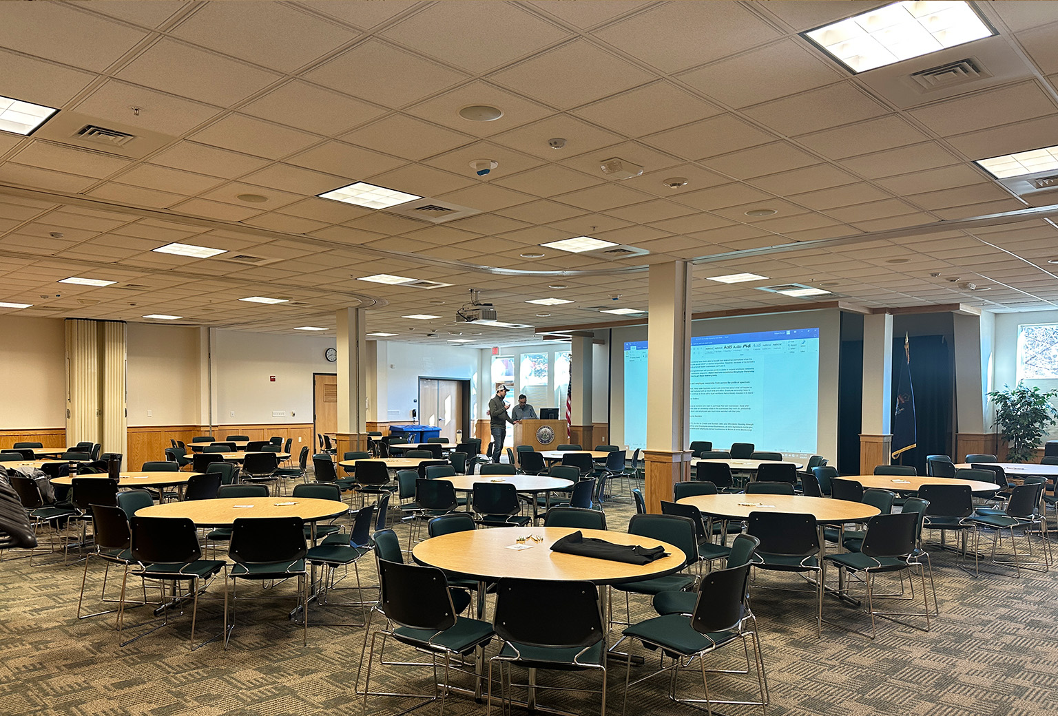 Lewiston-Auburn Campus USM large Conference room with round tables