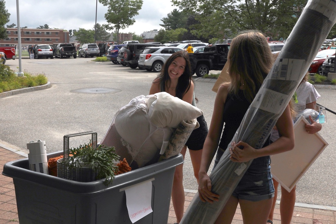 Student hauls a cart of belongings into Upperclass Hall during 2022 Move-In Weekend.