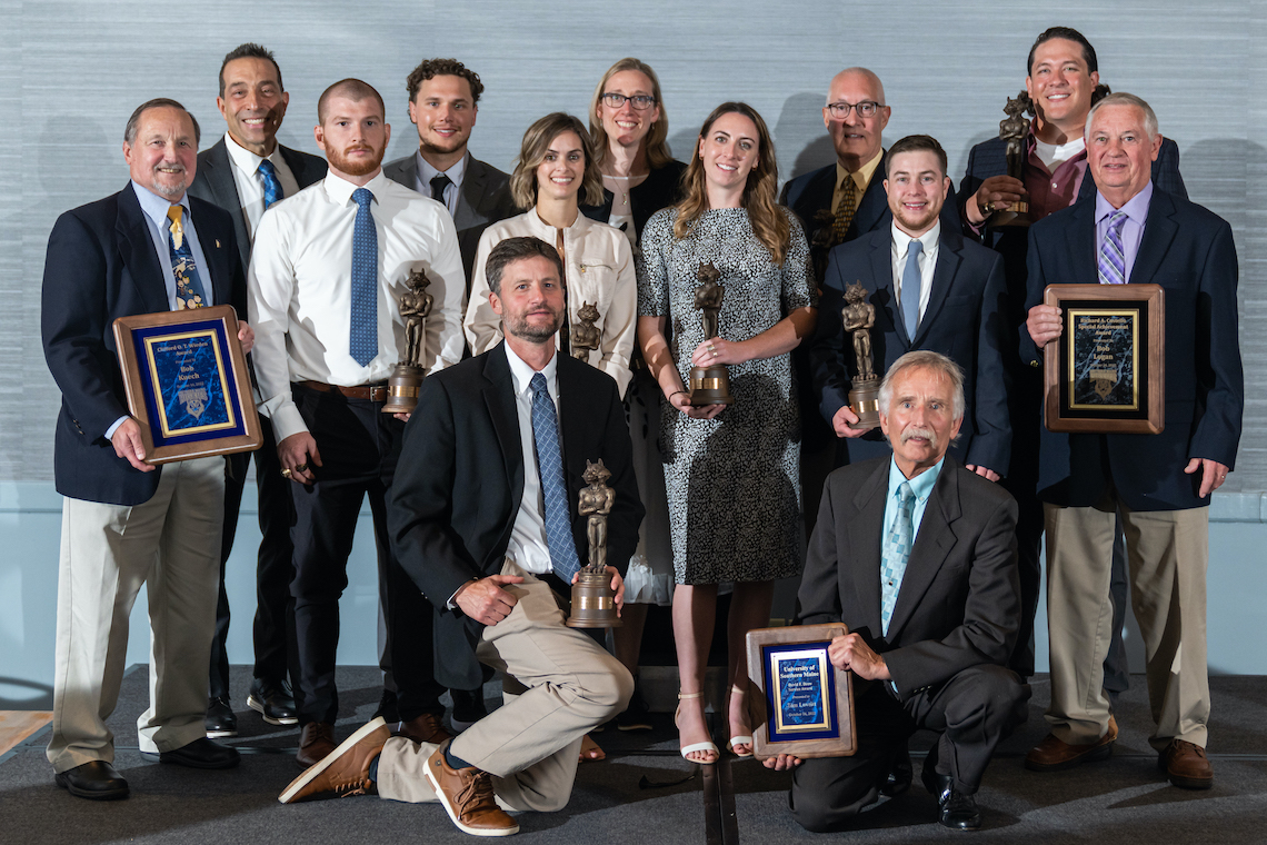 Group photo of the 2022 Husky Hall of Fame class including nine inductees and three special award winners (Photo courtesy Alex Liebowitz).
