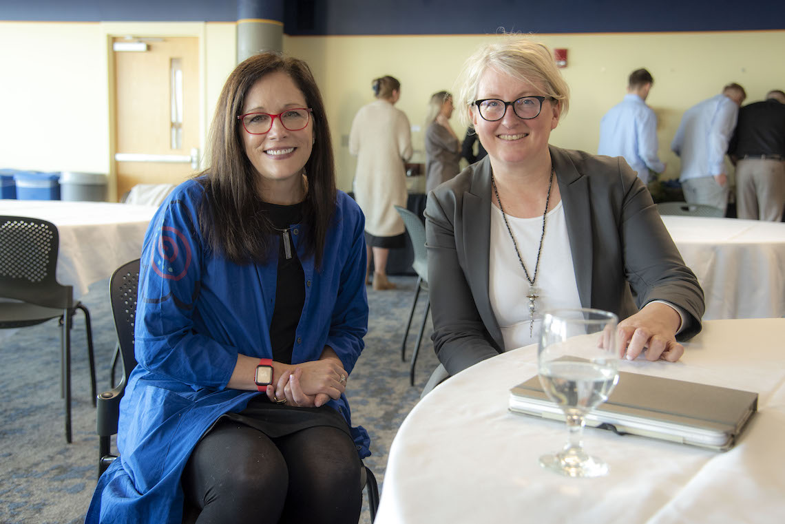 USM President Jacqueline Edmondson and Reykjavík University President Ragnhildur Helgadóttir renewed the partnership between their schools at their first meeting.