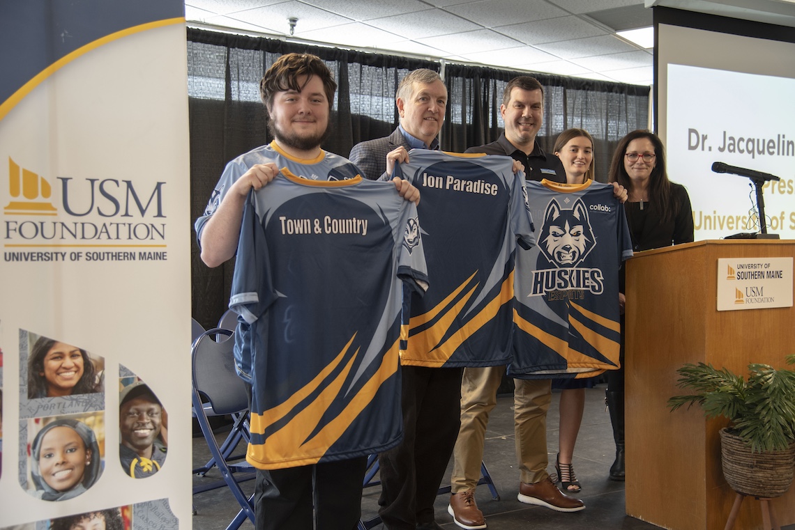 The Esports club presents customized jerseys to leadership of Town & Country Federal Credit Union in thanks for a $750,000 gift to fund a new esports arena in Bailey Hall.