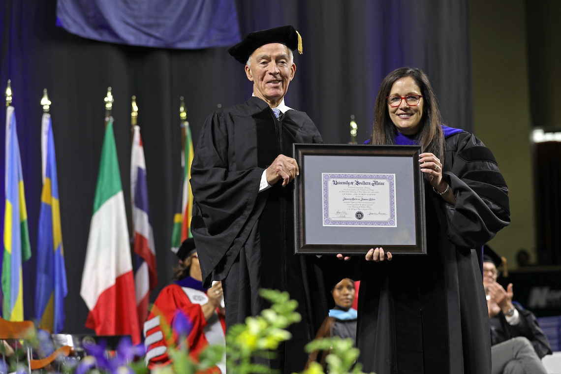 President Edmondson presents an honorary degree to Joe Wishcamper.