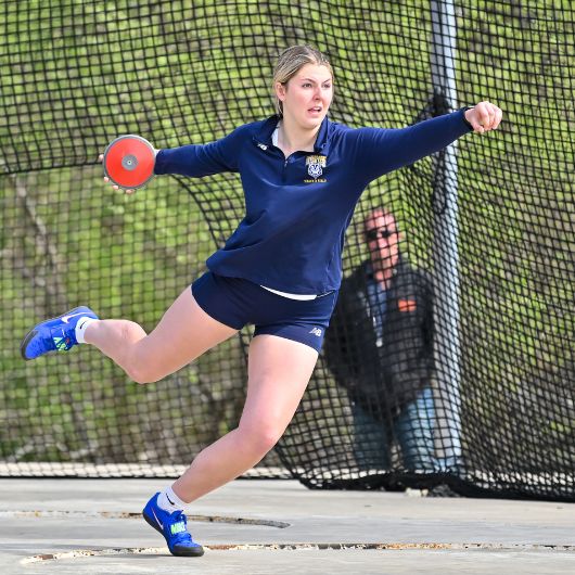 Zoe Barnes winds up to launch the discus.