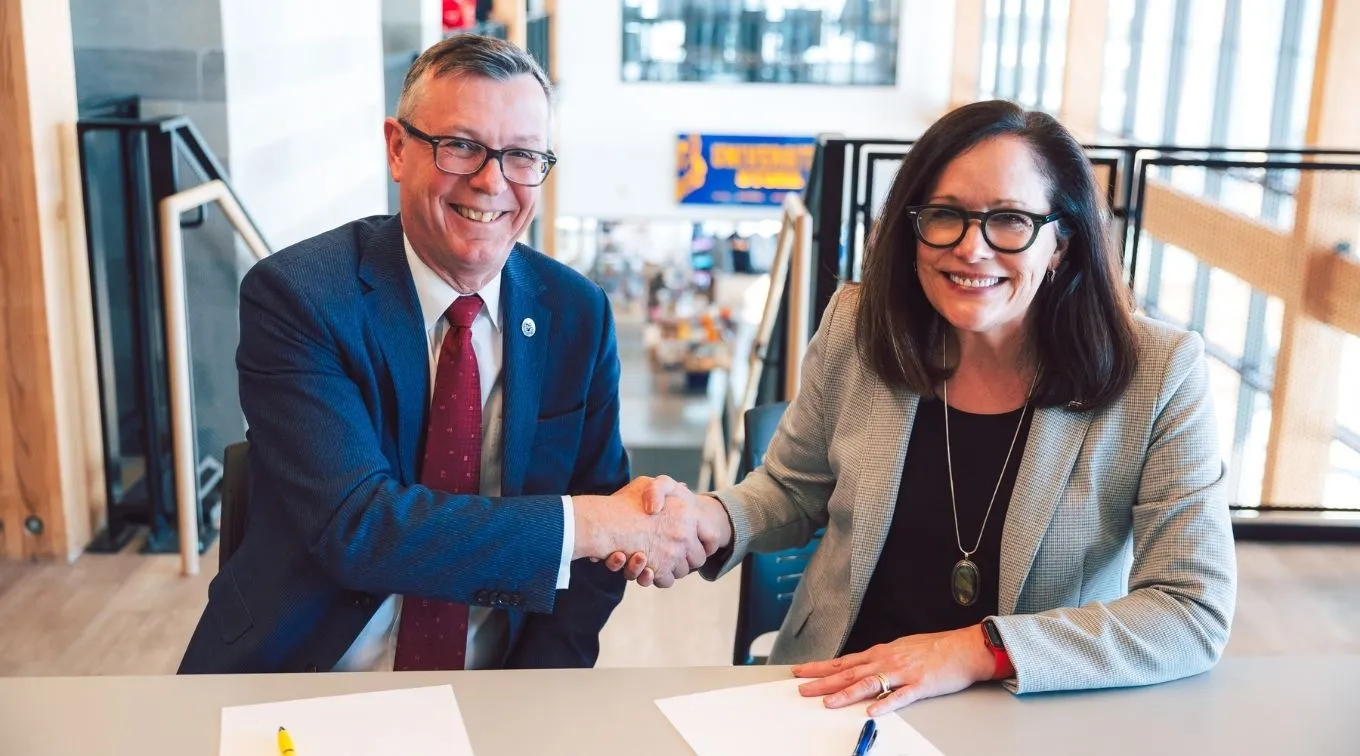 USM President Edmondson and Dag Rune Olsen, rector of The Arctic University of Norway shake hands after signing renewed collaboration agreement.