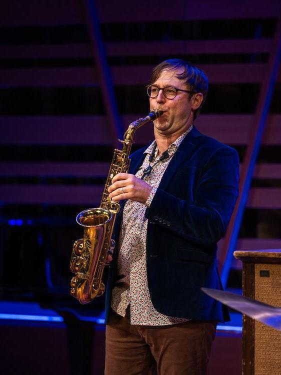 Mike McGinnis preforming on saxaphone.
