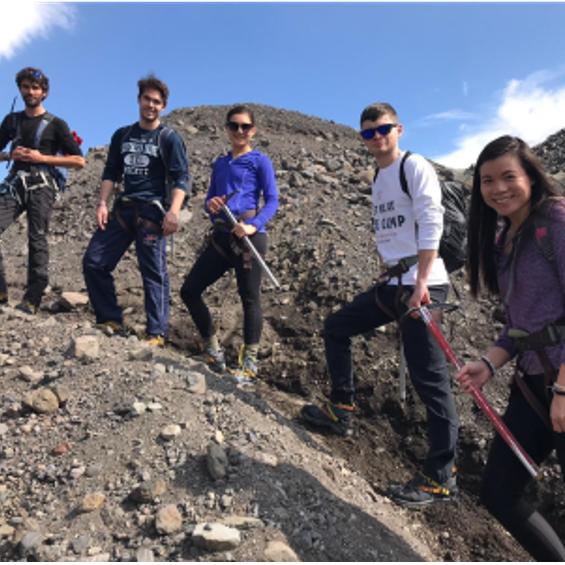 5 students hiking in Iceland